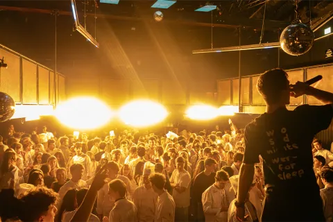 Ambiance basse lumière sur le dancefloor du D! Club à Lausanne (photo 2)