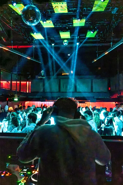 Soirée au D! Club à Lausanne, silhouettes sous les stroboscopes (photo 4)
