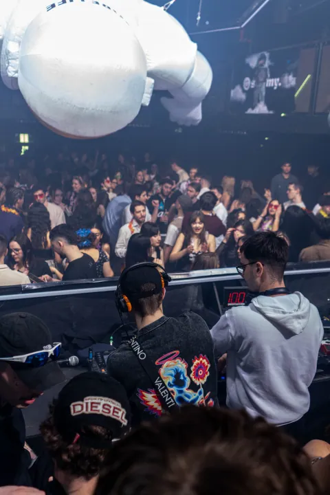 Soirée au D! Club à Lausanne, silhouettes sous les stroboscopes (photo 10)