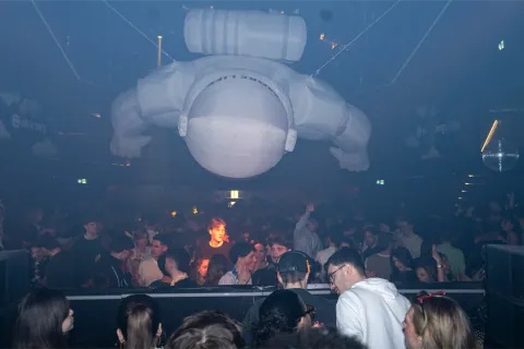 Ambiance basse lumière sur le dancefloor du D! Club à Lausanne (photo 11)