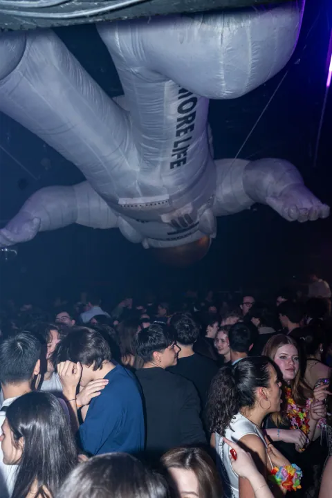 Jeux de lumière et énergie de la nuit au D! Club à Lausanne (photo 12)