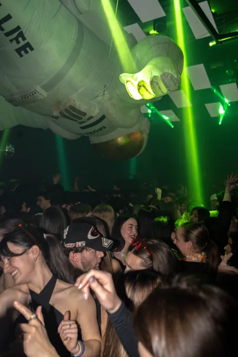 Ambiance basse lumière sur le dancefloor du D! Club à Lausanne (photo 14)