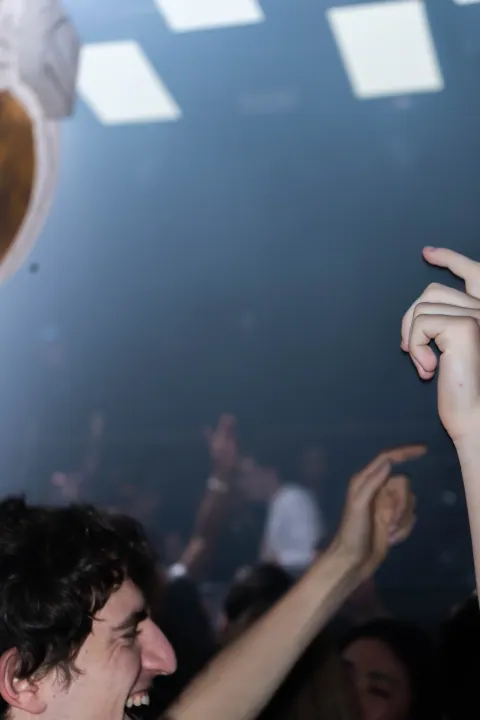 Ambiance basse lumière sur le dancefloor du D! Club à Lausanne (photo 17)