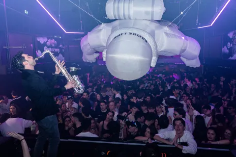 Soirée au D! Club à Lausanne, silhouettes sous les stroboscopes (photo 22)