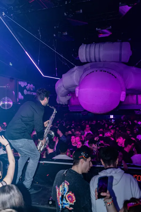 Ambiance basse lumière sur le dancefloor du D! Club à Lausanne (photo 23)