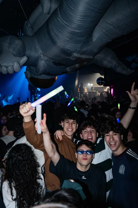Jeux de lumière et énergie de la nuit au D! Club à Lausanne (photo 27)