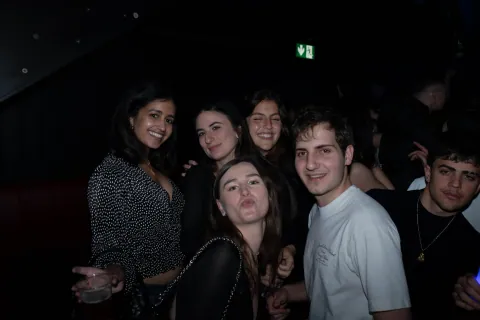 Ambiance basse lumière sur le dancefloor du D! Club à Lausanne (photo 32)