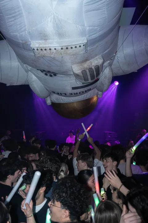 Ambiance basse lumière sur le dancefloor du D! Club à Lausanne (photo 38)
