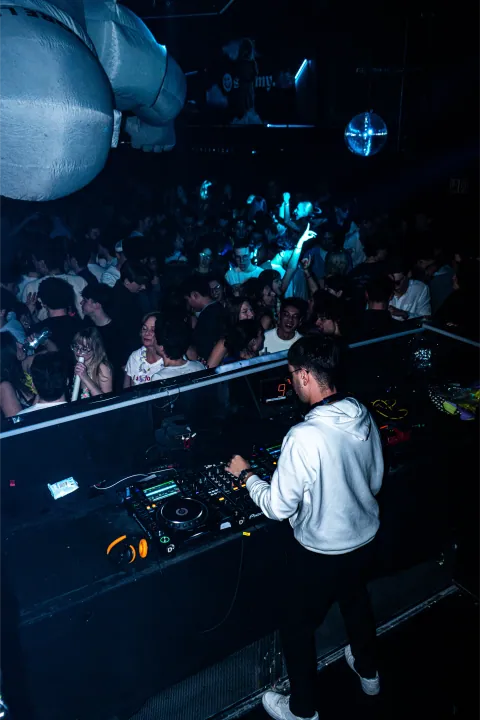 Soirée au D! Club à Lausanne, silhouettes sous les stroboscopes (photo 40)