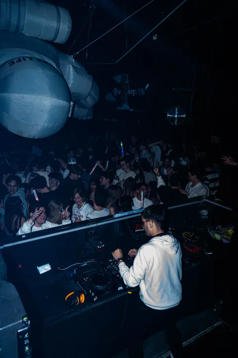 Ambiance basse lumière sur le dancefloor du D! Club à Lausanne (photo 41)