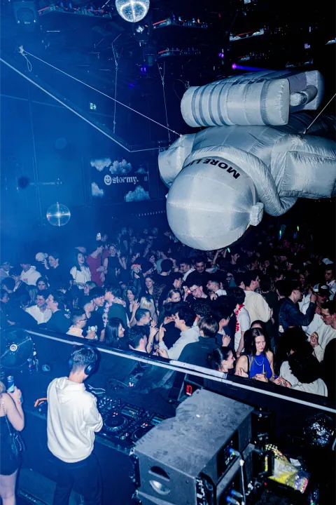 Jeux de lumière et énergie de la nuit au D! Club à Lausanne (photo 42)