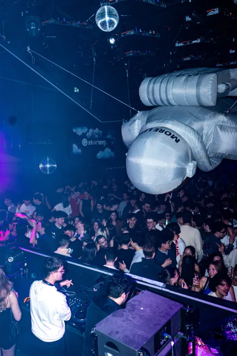 Soirée au D! Club à Lausanne, silhouettes sous les stroboscopes (photo 43)