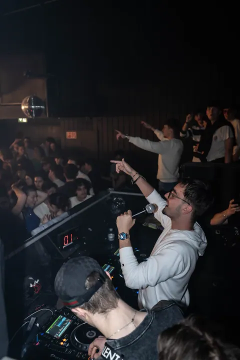 Ambiance basse lumière sur le dancefloor du D! Club à Lausanne (photo 44)