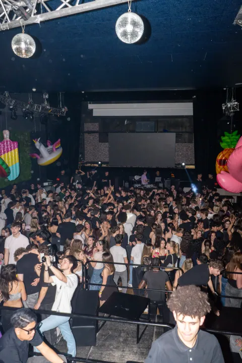Soirée au club Up Town à Genève sous les néons