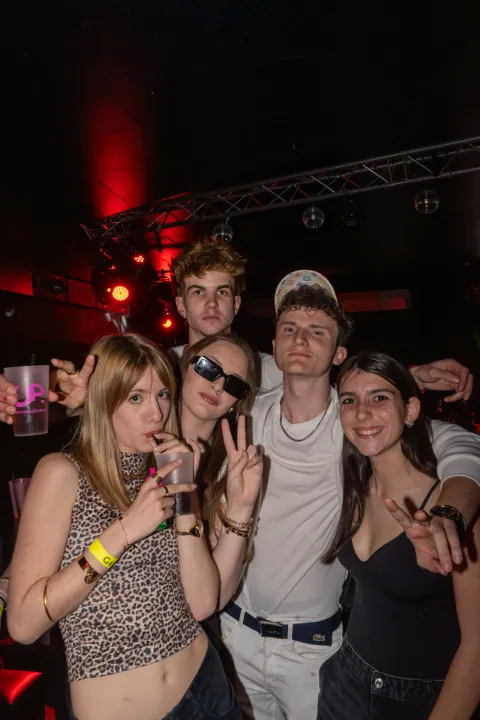 Ambiance nocturne sur le dancefloor du Up Town à Genève (photo 9)